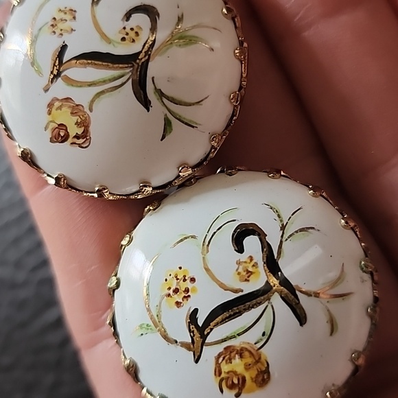 Vintage Floral Screw-Back Earrings - Picture 1 of 9